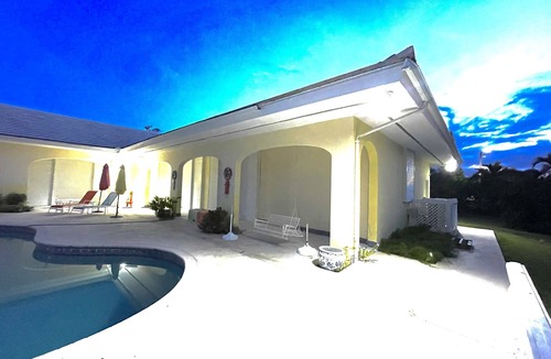 Bahamas Terrace House | The Xanadu Tradewinds, Home Away to Paradise 8000 sq ft of privacy and a Pool.