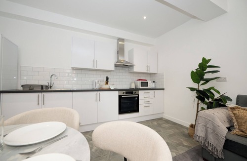 Bedford Apartment | This is the One bright central 1BR well equiped.