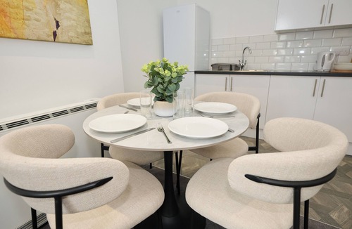 Bedford Apartment | This is the One bright central 1BR well equiped.