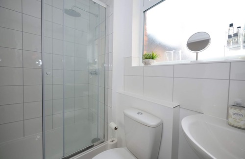 Bedford Apartment | This is the One bright central 1BR well equiped.