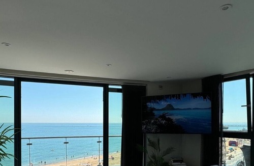 Ramsgate Apartment | This penthouse is a 2 bedroom(s), 2 bathrooms, located in Ramsgate, England.