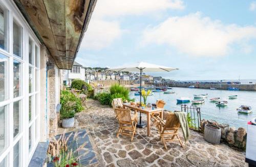 Mousehole House | Tides Reach - Free WiFi - Harbourside - Coffee Machine