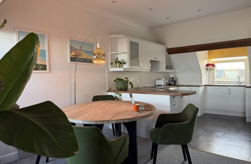 Westbrook Apartment | Top Floor Beachside Apartment