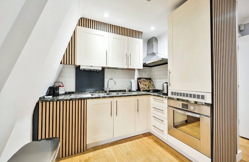 South Kensington Apartment | Top-Floor Spa Tub Flat, 3-Min Tube