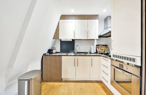 South Kensington Apartment | Top-Floor Spa Tub Flat, 3-Min Tube
