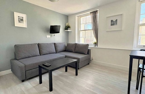 Fitzrovia Apartment | Tottenham Flats by PrimeCityHosts 2F