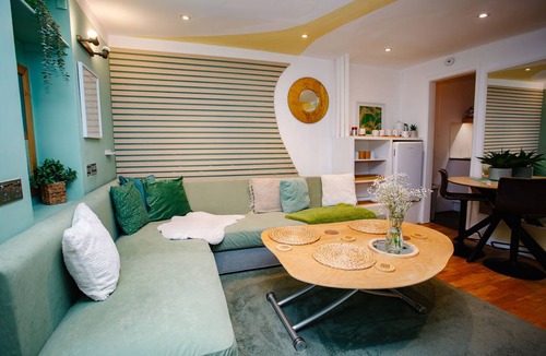 Cheltenham Apartment | Town Centre Apartment with Hot Tub
