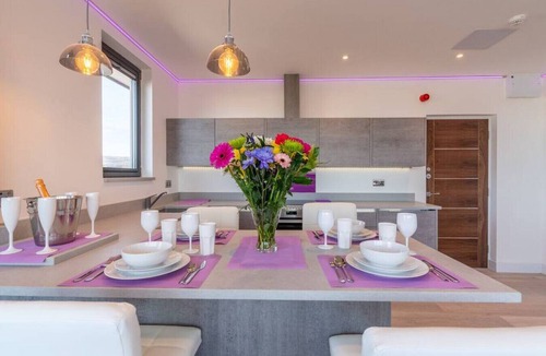 Cheltenham Condo | Town Centre Penthouse with Hot Tub 22