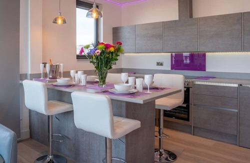 Cheltenham Condo | Town Centre Penthouse with Hot Tub 22