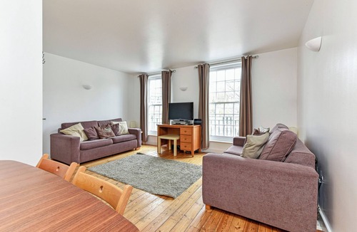 Woolwich House | Townhouse Overlooking Park Borough Of Greenwich. near Elizabeth Line Station