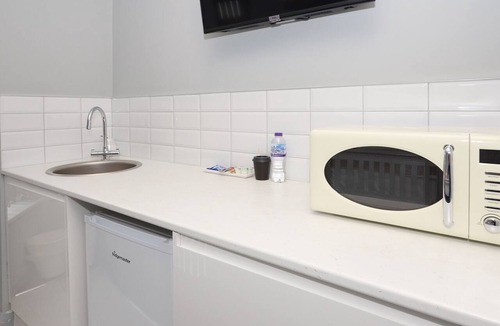 Crewe Apartment | Townhouse PLUS @ 301 West Street - Superior Studio With TV