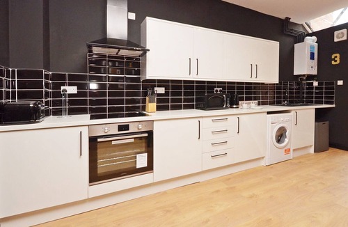 Crewe Apartment | Townhouse PLUS @ 301 West Street - Superior Studio With TV