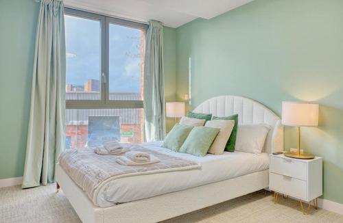 Old Trafford Apartment | Trafford Garden Stays with Free Car park