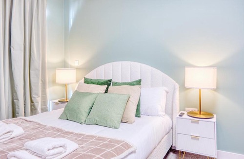 Old Trafford Apartment | Trafford Garden Stays with Free Car park