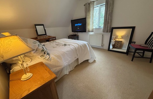 Silsoe House | Tranquil Guest Room Retreat in Silsoe with Woodland Views