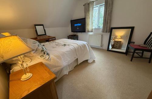 Silsoe House | Tranquil Guest Room Retreat in Silsoe with Woodland Views