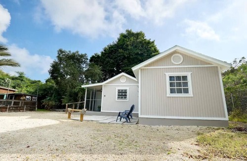 Nassau Cottage | Tranquil Haven: The Grey Cottage