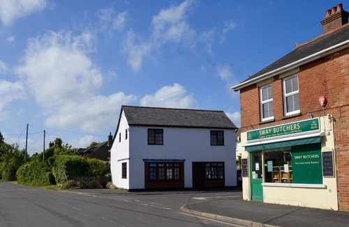 Sway House | Tranquil, relaxing Rushcroft Farm is in the beautiful New Forest National Park