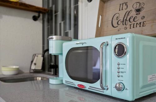 Downtown Historic District Apartment | Tranquil Romantic Couples Getaway- Walk/Bike Dntwn