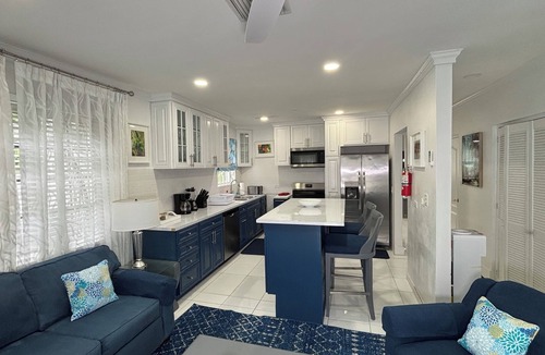 Nassau House | Tre'Tel Home Away #1 Centrally located, 5-minute Walk To The Beach 1800 sq. ft.