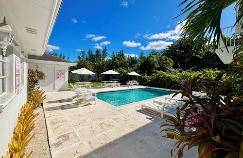 Nassau House | Tre'Tel Home Away #1 Centrally located, 5-minute Walk To The Beach 1800 sq. ft.