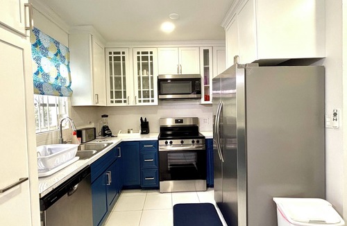 Nassau House | Tre'Tel Home Away #2, Centrally located, 5-minute Walk To The Beach 1600 sq. ft.