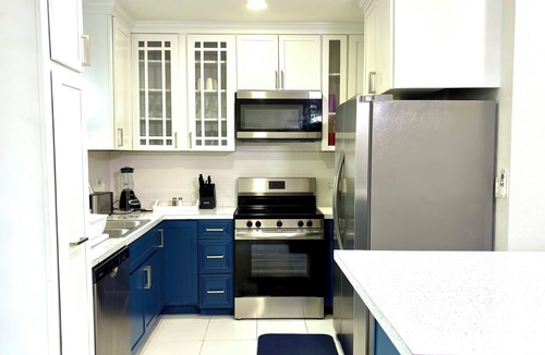 Nassau House | Tre'Tel Home Away #2, Centrally located, 5-minute Walk To The Beach 1600 sq. ft.