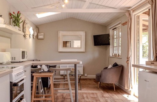 Burgh Island Cabin | Treetops, a peaceful haven retreat only 1 mile from Bantham beach in South Devon