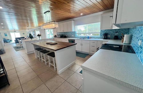 South Palmetto Point House | Trela Sands 8 Bedroom Whole House with a generator, right on a sandy beach