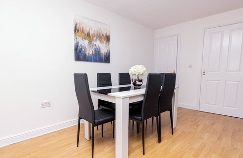 Corby House | Tremendous 5-bedroom house in charming Corby for your getaway