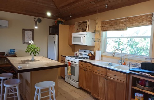 Morris Settlement Cottage | Tropical Hideaway - walk to the beach!