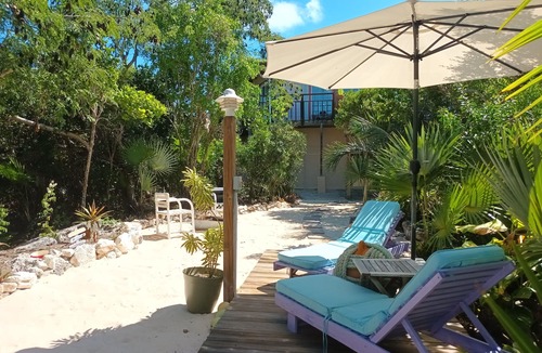 Morris Settlement Cottage | Tropical Hideaway - walk to the beach!