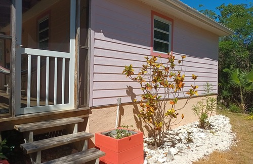 Morris Settlement Cottage | Tropical Hideaway - walk to the beach!