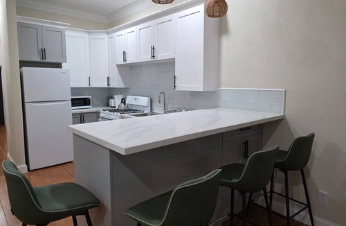 Gambier House | Tropical Oasis 2BR Townhouse Unit 2 Minutes from Airport & Beach