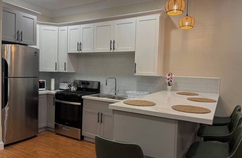 Nassau Apartment | Tropical Oasis 2BR Townhouse Unit 3 Minutes from Airport & Beach