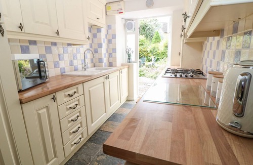 Bourton-on-the-Water Cottage | TUESDAY COTTAGE, pet friendly, with open fire in Bourton-On-The-Water
