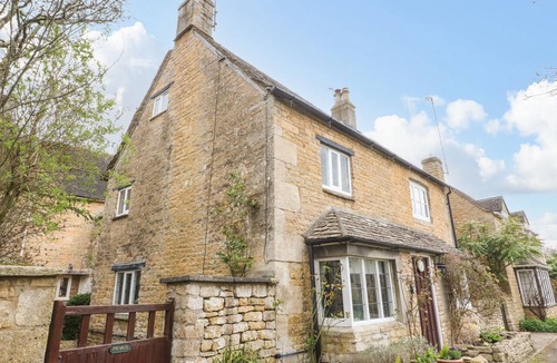 Bourton-on-the-Water Cottage | TUESDAY COTTAGE, pet friendly, with open fire in Bourton-On-The-Water