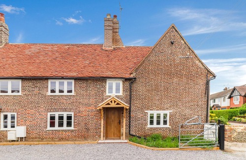 Chipperfield Cottage | TUFFS FARM COTTAGE, pet friendly, with open fire in Chipperfield
