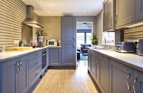 South Twickenham Apartment | Twickenham Green - Two Bedroom Apartment, Sleeps 4