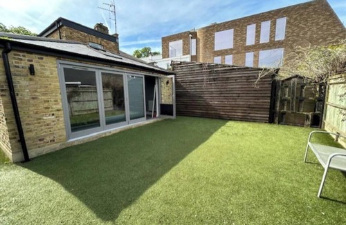 South Twickenham Apartment | Twickenham Green - Two Bedroom Apartment, Sleeps 4