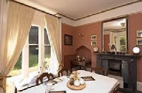 Burcombe House | Twin Ensuite Yellow Room at Burcombe Manor
