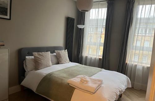 Rotherhithe Apartment | Two Bedroom Riverside Apartment in Rotherhithe Village