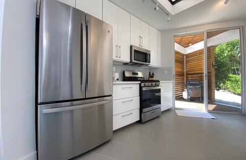 Winding Bay House | ULTRA LUX Coconut Cove-FULL SOLAR- Pool-Golf Course!3acre 300 ft PINK SAND BEACH