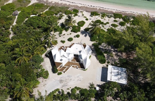 Winding Bay House | ULTRA LUX Coconut Cove-FULL SOLAR- Pool-Golf Course!3acre 300 ft PINK SAND BEACH