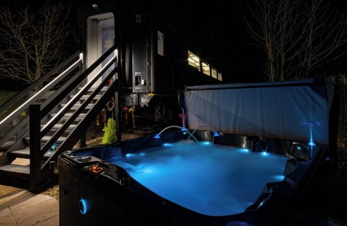 Ely House | Unusual & tranquil. The Carriage Ely is a beautiful railway carriage & hot tubs
