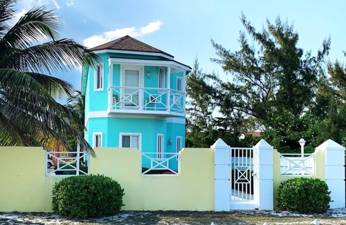 Eastern Road Villa | Unwind at this spacious seafront villa in paradise!