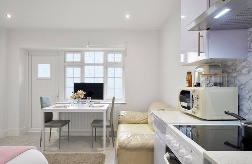 Hillingdon East Apartment | Uxbridge Studio – Private Driveway Parking