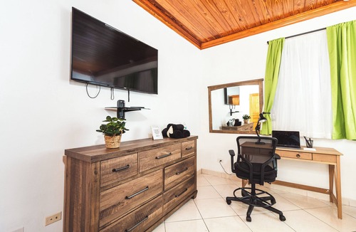 Nassau Apartment | Vacation in the Comfort of Home at LiShay’s Cottage