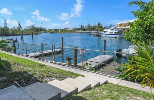 Bell Channel Bay Condo | Vacation Lovers Blue Water Paradise: 2-bedroom condo with AC, WiFi in Freeport