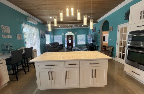 Jimmy Hill House | Very quiet spacious house located near Hoopers Bay and Turtle Beach